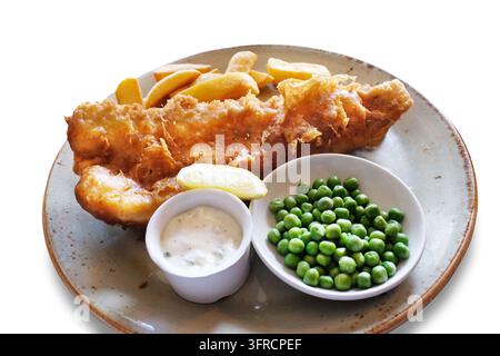 Traditioneller britischer panierten Fisch und Pommes auf einem Teller mit Erbsen, Tartarsauce und einer Zitronenscheibe, isoliert auf weißem Hintergrund. Stockfoto