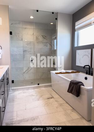Castle Rock CO USA - 4. Mai 2025 - Waschsalon mit stapelbaren Schränken, frontseitigen Whirlpool-Geräten und minimalistischem Design. Geeignet für Anwendungen Stockfoto