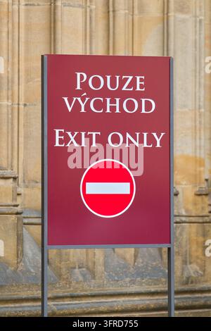 Schild auf Tschechisch mit der Aufschrift Pouze Vychod, nur Ausgang an einer städtischen Touristenattraktion in Prag Stockfoto