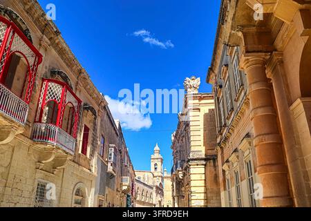 Mdina, Malta 30. September 2024: Lebendige Architektur und klarer blauer Himmel in den historischen Straßen von Mdina Stockfoto