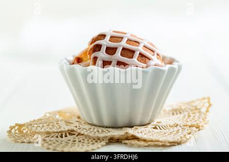 Hausgemachter Zitronenmuffin mit Ingwer in einer Keramikbackform, Nahaufnahme, selektive Schärfe Stockfoto