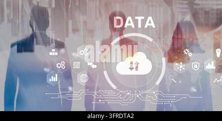 Daten-Cloud-Computing-Plattform für die Speicherung und Synchronisierung von Geschäftsdaten mit Cloud-Upload- und Download-Symbolen Stockfoto