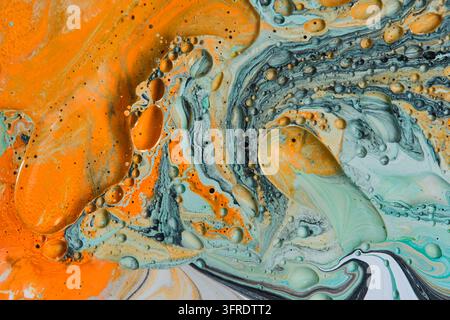 Abstrakte Makro-Textur mit lebendigen orangefarbenen Farbschwirbeln und türkisfarbenen Blasen Stockfoto