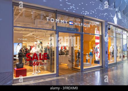 Tommy Hilfiger-Einzelhandelsbekleidungsgeschäft-Fassade. London, UK, 29. Juni 2023 Stockfoto