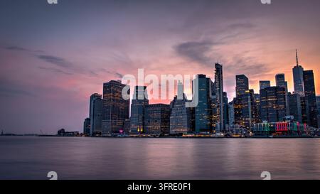 NYC-Skyline bei Sonnenuntergang, gesehen von Brooklyn aus Stockfoto