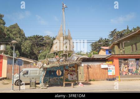 Busbahnhof in Form eines Piratenschiffs in Isla Negra, Chile. Stockfoto