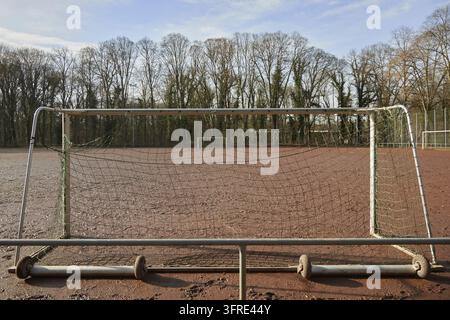 Blick durch ein Tor zum anderen auf einem Apfelkuchen, roter Fußballplatz Stockfoto