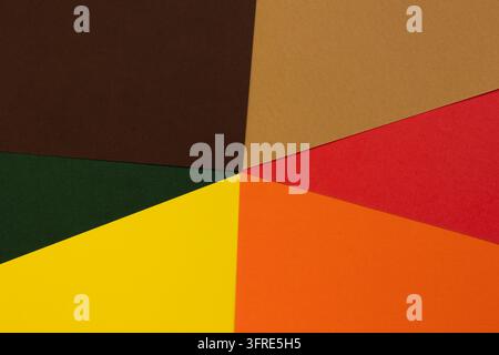 Papierstücke in Herbsttönen, die in einem radialen geometrischen Muster verbunden sind, schaffen ein abstraktes und dekoratives Design für Grafikprojekte und saisonale Inhalte Stockfoto