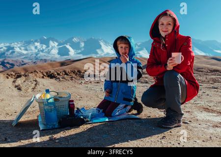 Mutter und Sohn beim Picknick in den Bergen Stockfoto