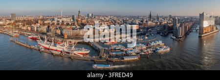 Panoramische Luftaufnahme des Hafens, der St. Michaelis-Kirche und der Innenstadt von Hamburg, Deutschland Panoramische Luftaufnahme der Elbe Stockfoto