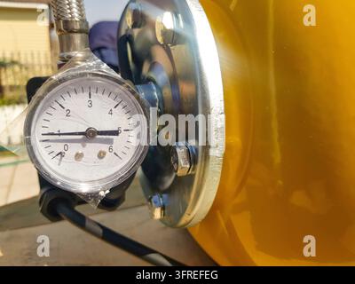 Druckmessgerät für Messvorrichtungen in Wasser- oder Gasserversorgungssystemen schließen. Toiletten Stockfoto