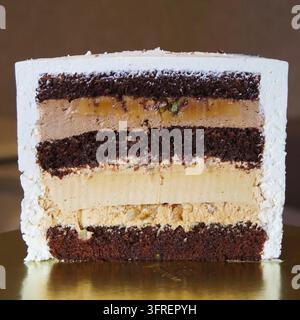 Biskuitkuchen im Schnitt. Schichten von Kuchen Stockfoto