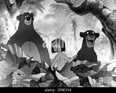 BALOO der Bär (gesprochen von PHIL HARRIS) MOWGLI (gesprochen von BRUCE REITHERMAN) und BAGHEERA der Panther (gesprochen von SEBASTIAN CABOT) in DAS Dschungelbuch 1967 Regisseur WOLFGANG REITHERMAN inspiriert von den Mowgli-Geschichten von Rudyard Kipling Musik George Bruns Texte und Musik von Richard M. Sherman und Robert B. Sherman Produzent Walt Disney Walt Disney Animation Studios / Walt Disney Productions / Buena Vista Distribution Company Stockfoto