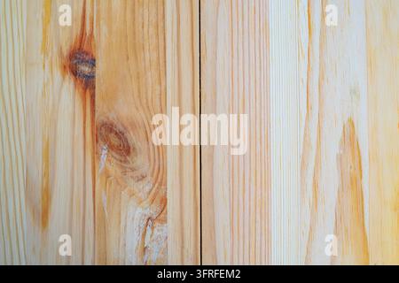 Helle Kiefernholzplanken zeigen ein natürliches Maserverlaufmuster mit Astknoten. Ökofreundliches Baumaterial, Holzschneiderei-Hintergrund und Interieur-Surfa Stockfoto