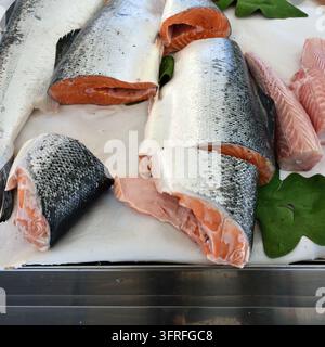 große Stücke und Steaks von rotem Fisch Atlantischer Lachs zum Verkauf auf dem Straßenmarkt Stockfoto