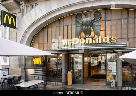 Historische Fassade des Imperial-McDonalds-Restaurants im Stadtzentrum von Porto, Portugal Stockfoto