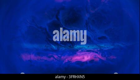 Farbmischung leuchtet. Kunst unscharfer Flüssigkeit. Lila violetter blauer Strom fluoreszierendes Neon funkelndes Pigment. Bunte Tinte Regenbogen-Flecken abstrakter Hintergrund. Stockfoto