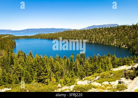 Panoramische Luftaufnahme zeigt den Cascade Lake, der sich nahe den Ufern des Lake Tahoe befindet Stockfoto