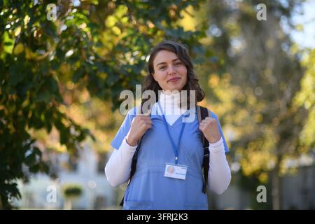 Porträt einer schönen Krankenschwester, die im Freien steht. Stockfoto
