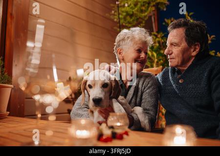 Liebes älteres Paar genießt einen romantischen Abend zusammen auf der Terrasse. Stockfoto