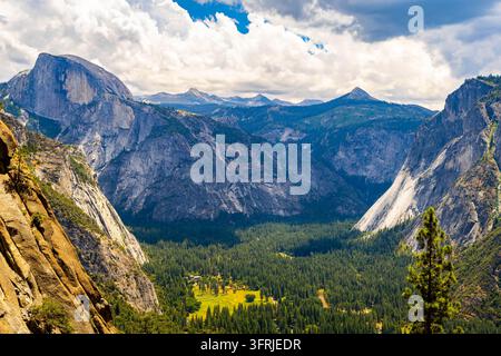 Scenische Luftaufnahme fängt das Yosemite-Tal und den Half Dome ein, die über der Landschaft aufragen Stockfoto