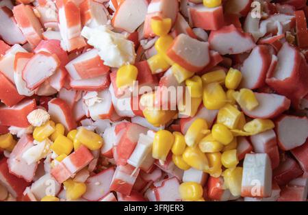 Gehackte Imitationskrabbenstifte mit süßer Maiskolben und gekochten Ei-Stücken Stockfoto
