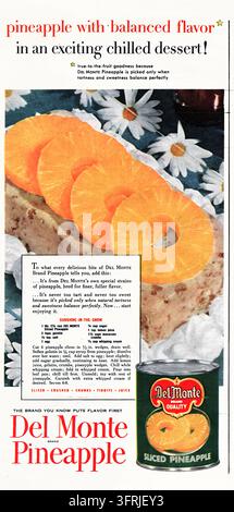 Vintage-Werbeanzeige von 1954 für Del Monte-Konservenanananas aus dem Sunday Newspaper Supplement The American Weekly der Chicago Herald-American, veröffentlicht von Hearst Publishing Company, Inc. Die illustrierte Lebensmittelwerbung bewirbt geschnittenen Ananas mit ausgewogenem Geschmack und zeigt ein gekühltes Dessertrezept mit dem Titel „Sunshine-in-the-Snow“, Ananasringe, Gänseblümchen und eine Dose geschnittenen Ananas von Del Monte. Stockfoto
