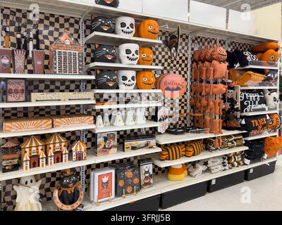 Gang mit Halloween-Dekorationen, Auslage mit Schädeln und Kürbissen Stockfoto