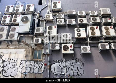 Klimaanlagen an einem Gebäude in Ximending, Ximen, Tapei, Taiwan ROC Stockfoto