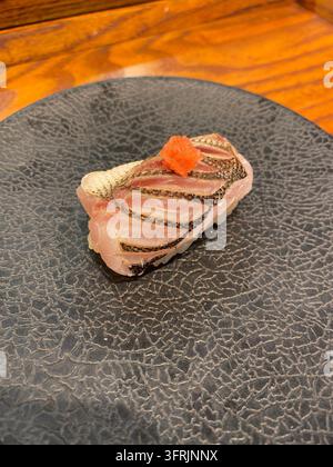 Gebratener japanischer Barrakuda-Nigiri-Sushi, serviert in einem Restaurant in Hakata, Fukuoka, Japan. Stockfoto