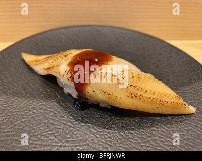 Nahaufnahme von gekochtem Muränenfisch (Anago) Nigiri-Sushi, serviert in einem Sushi-Restaurant in Fukuoka, Japan. Stockfoto