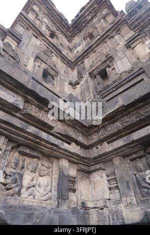 Detaillierte Steinschnitzereien und antike Flachreliefs an der Wand des Tempels von Prambanan, Yogyakarta, Indonesien, einem UNESCO-Weltkulturerbe Stockfoto