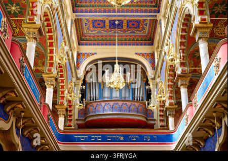 Bemalter maurischer Renaissance-Deckenbalken, vergoldete Kronleuchter und Pfeifenorgel über einer hebräischen Inschrift in der Jerusalem-Synagoge in der Prager Neustadt Stockfoto