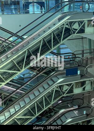 moderne Rolltreppen in einem Einkaufszentrum, architektonisches Design, Konzept von Einzelhandel, Reisen, Transport Stockfoto