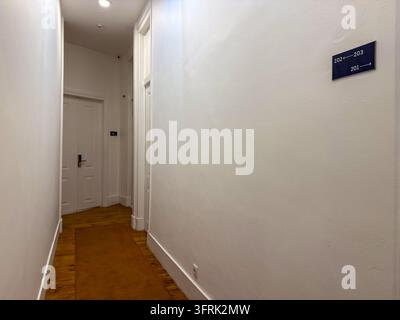 weißer Flur Holzboden Teppich Innenraum Banner Konzept von Immobilien Stockfoto