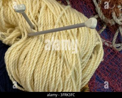 gelbes Garn und Stricknadeln, Handwerk, leerer Platz Banner, Konzept eines Bastelladens, Hobbygeschäft Stockfoto