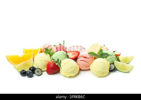 Verschiedene Eisbecher und Früchte isoliert auf weißem Hintergrund Stockfoto
