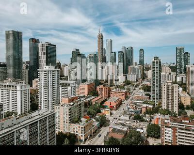 Stadtbild von Downtown Toronto mit Wolkenkratzern und Stadtstraßen Stockfoto