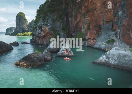 Luftbild von Kajakfahren auf der Andamanensee, Krabi, Thailand Stockfoto