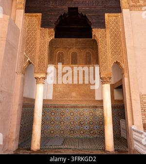 Historische Saadier-Gräber aus dem 16. Jahrhundert mit kunstvollen marokkanischen Zellige-Fliesen, Marmorsäulen und geschnitzten Stuckbögen in Marrakesch. Stockfoto
