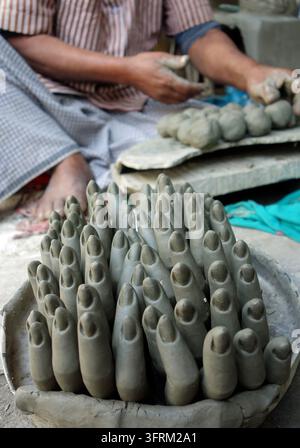 Tontenfinger, die von einem Handwerker für Tontengötter in Kumartuli, Kalkutta, Westbengalen, Indien handgefertigt werden Stockfoto