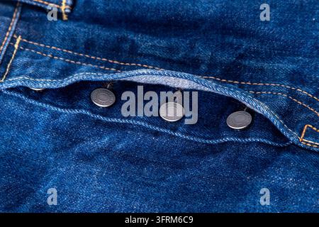Tastenbreite Nahaufnahme. Blaue Jeans Levi Strauss. Ukraine, Kiew - 2. Oktober 2025 Stockfoto