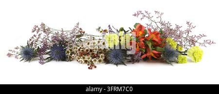 Blumen Mittelmeer-Strandflieder, Limonium safora, Peruanische Lilie, Nelke und Wachblumen isoliert auf weißem Hintergrund. Rand von Blauer Strandflieder dies Stockfoto