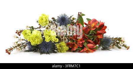 Blumen  Mittelmeer-Kugeldistel, Nelke, Alstroemerie und Wachblumen isoliert auf weißem Hintergrund. Rahmen aus blauer Meeresdistel, Eryngium bou Stockfoto