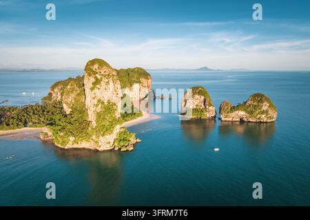Luftaufnahme der natürlichen Küstenlinie am Railay Beach, Krabi, Thailand Stockfoto