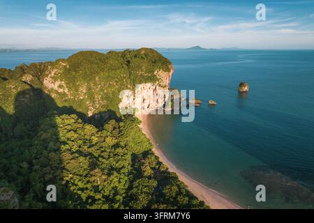 Luftaufnahme der natürlichen Küstenlinie am Railay Beach, Krabi, Thailand Stockfoto