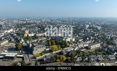 Saint-Brieuc (Bretagne, Nordwestfrankreich): Luftbild vom Sportkomplex Hélène Boucher mit Blick auf die Innenstadt Stockfoto