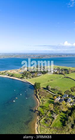 lIe-d'Arz im Golf von Morbihan (Bretagne, Nordwestfrankreich): Luftaufnahme der Insel im Herbst. Häuser und Zweitwohnsitze, Strand von La Falaise Stockfoto