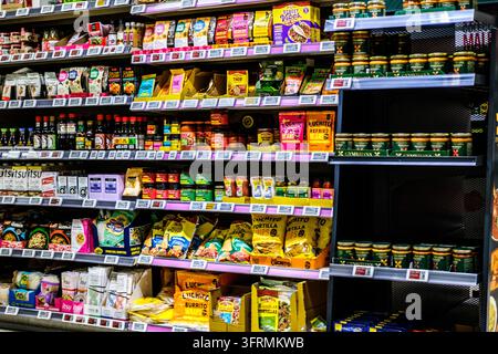 London, UK, 12. Oktober 2026, Waitrose-Supermarktregale gefüllt mit mexikanischen und asiatischen Lebensmitteln Stockfoto
