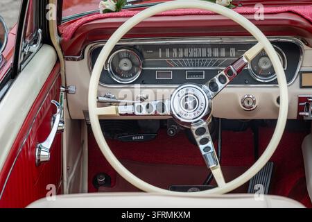 Lelystad, Niederlande, 21. Juni 2026, Ford Mustang 1964, Innenansicht mit Armaturenbrett und Lenkrad, zeitloses amerikanisches Automobildesign Stockfoto